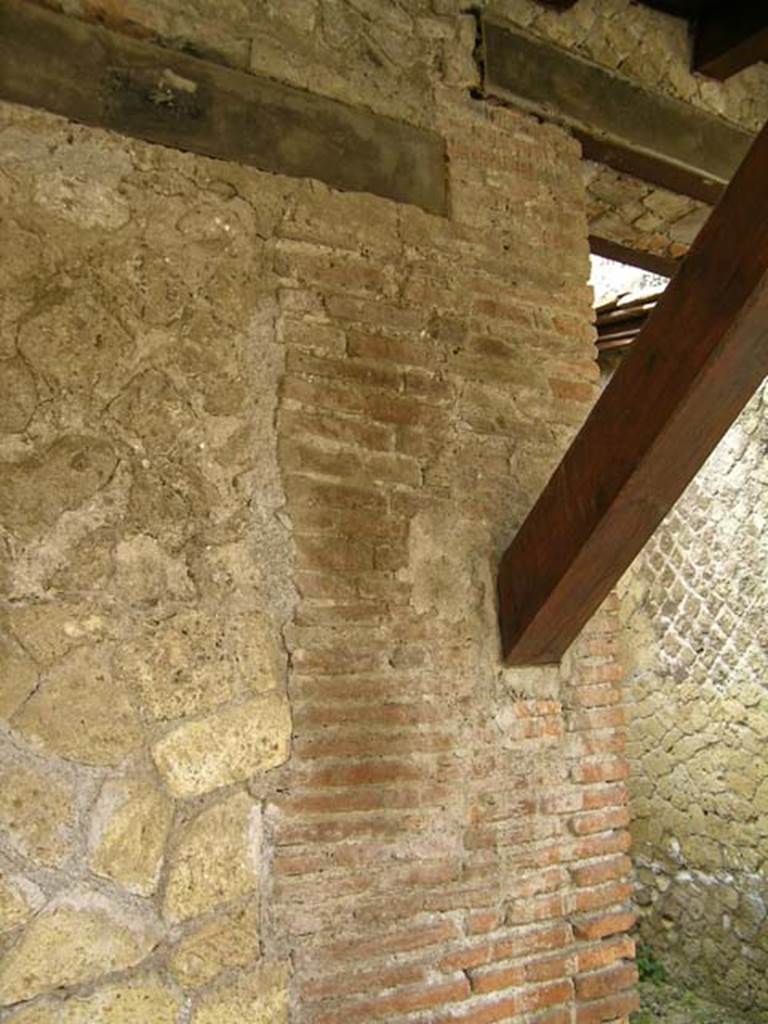 V.3 Herculaneum, May 2005. Exterior façade on north side of doorway to V.3.
Photo courtesy of Nicolas Monteix.